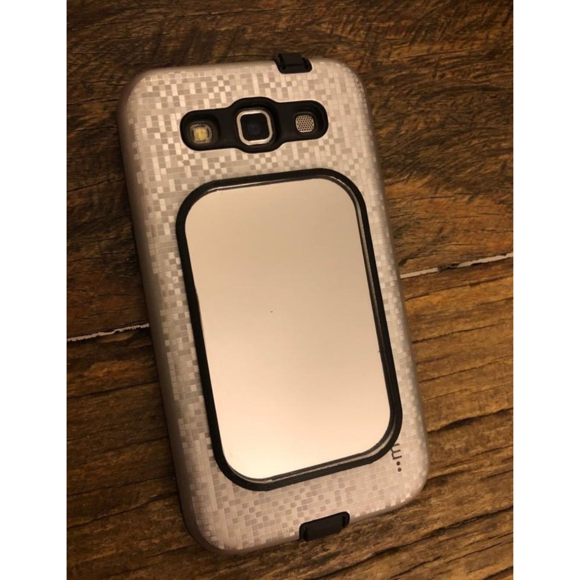 Moldura para espelho acoplada à capa de celular